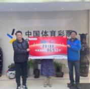 真人真事！甘肃庆阳女子中了大乐透一等奖，根本没有睡意，连夜叫上丈夫和好闺蜜，三个