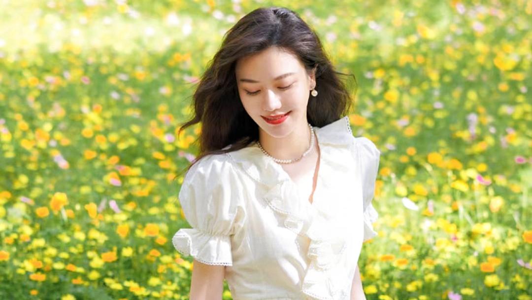 2023夏季日系白色泡泡袖连衣裙：小个子甜美初恋风穿搭指南！