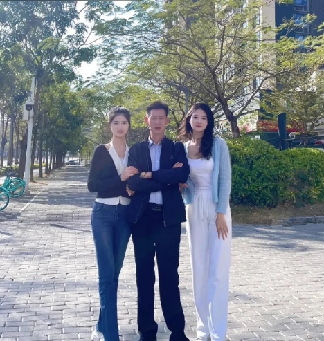 两个女儿就快1米八了！
太高了，做父亲的担心她们找不到男朋友…[嘻嘻][嘻嘻][