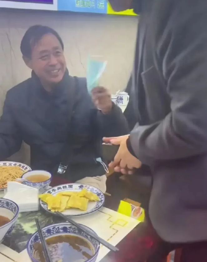 你可以怀疑马保国的功夫，但是不可以怀疑他的人品。
一个70多岁的老人，直播带货赚