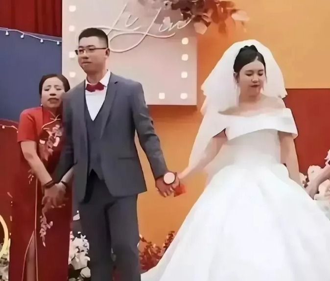 网传这对夫妻已经离婚了，女子结婚当天，本应是两个新人的焦点，没想到这位婆婆那么抢