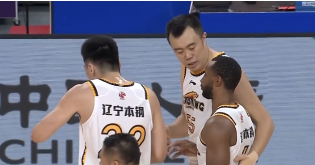 争议！新疆全场狂喊抱头攻击张镇麟，张公子却狂轰9+5打爆阿不都
辽宁男篮在与新疆