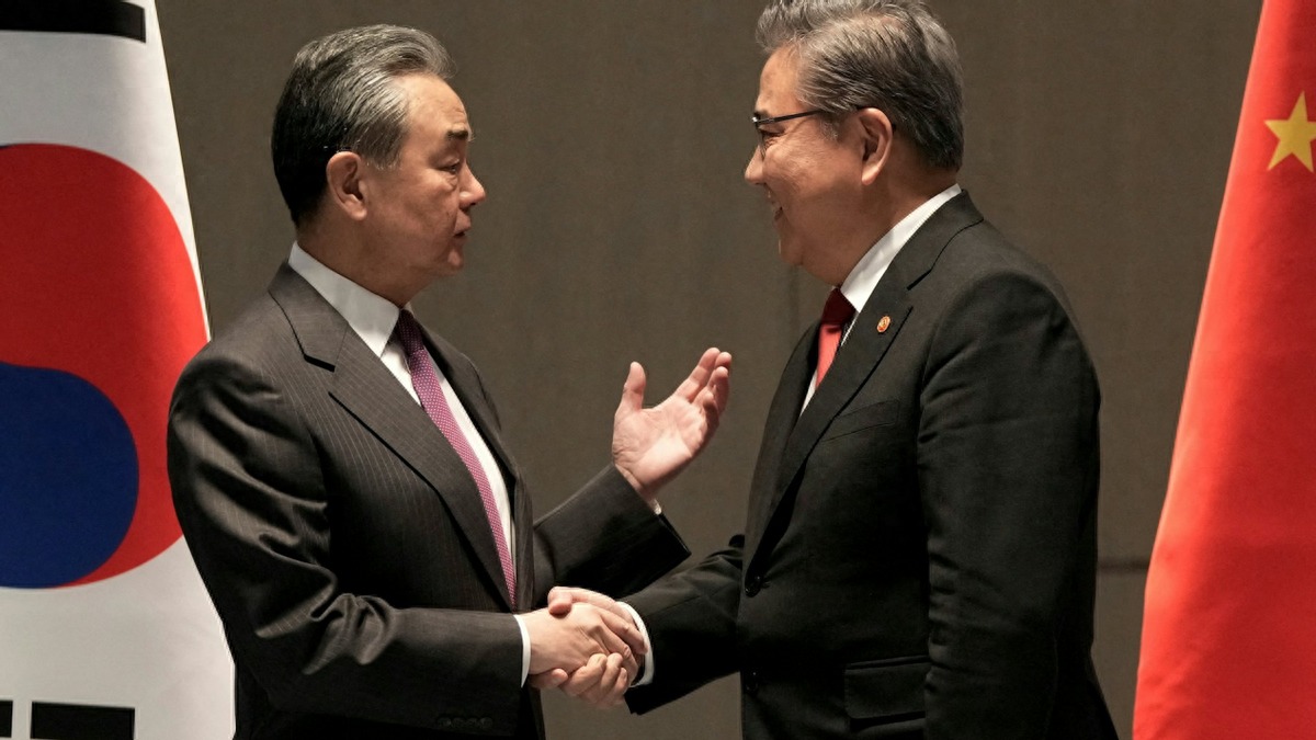 中日韩开展密集互动，韩国对中日提要求，中方作出明确表态。近日，中日韩三国外长开展