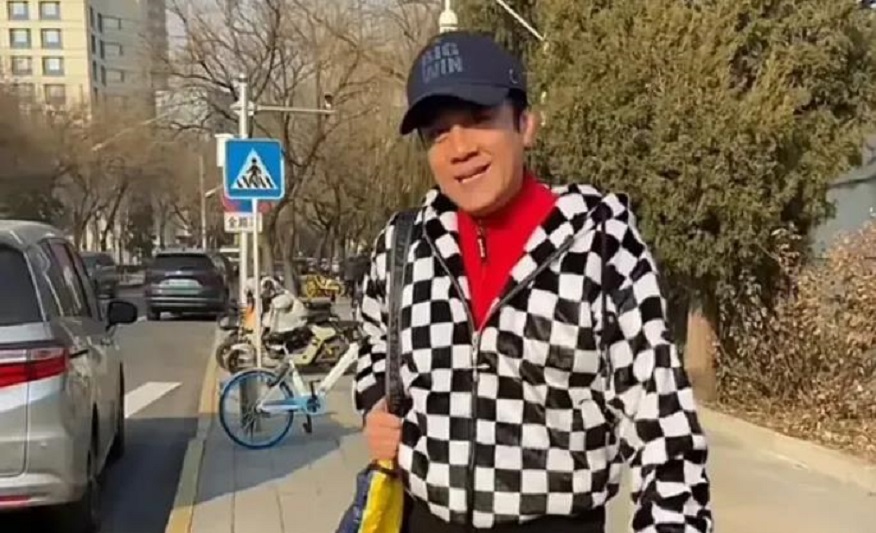 蔡国庆参加央视春晚彩排，热情打招呼并保持年轻态，穿着时尚但被网友嘲笑。蔡国庆被传