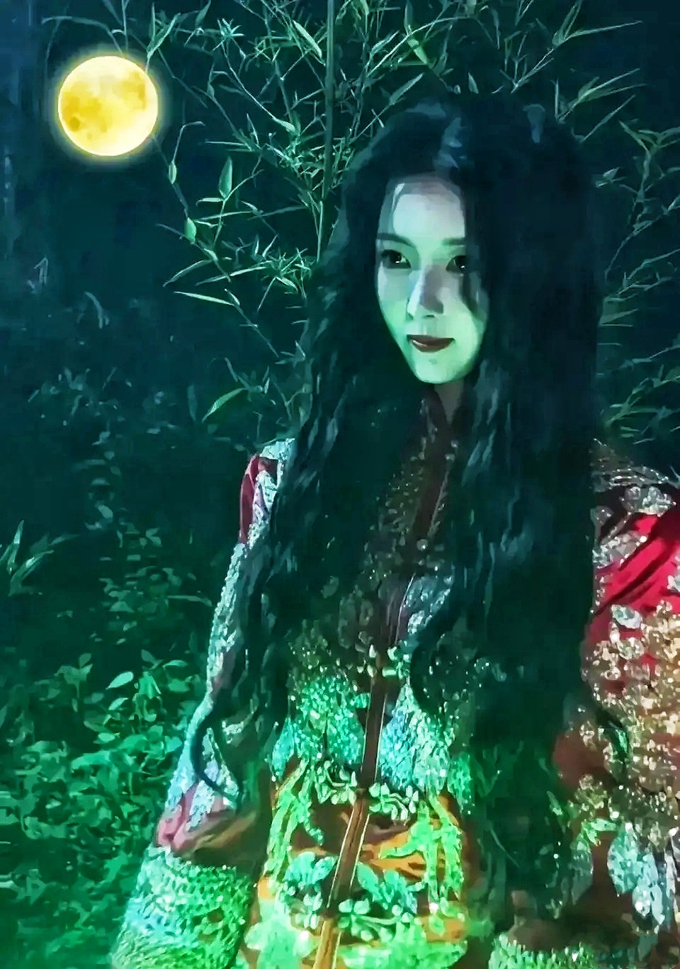 单独荒郊野外夜钓，回头看到这一幕。换你是跑还是不跑？