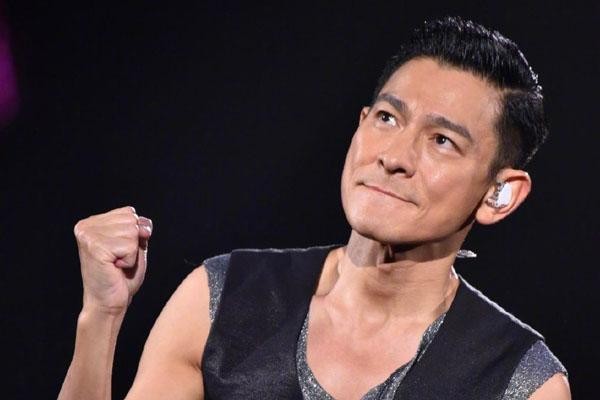 2003年，刘德华去沈阳开演唱会。单田芳花了1200元，买了张演唱会门票去看。没