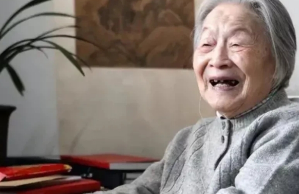 著名作家杨绛先生说道：“千万不要嫁给看上去很老实巴交的男人，他一没主见，二有矛盾