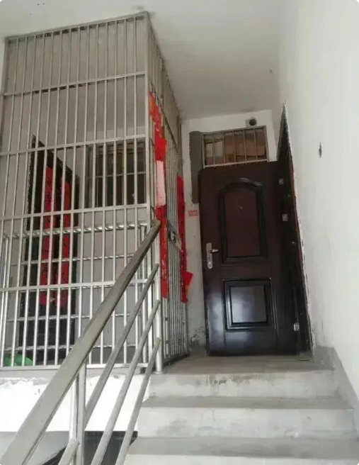右手的业主得多老实啊，或者说，左边的业主到底有多“厉害”！

竟然就让他建起了这