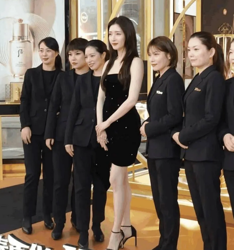 明星和普通人的差别是巨大的。 江疏影的气质完全不一样。