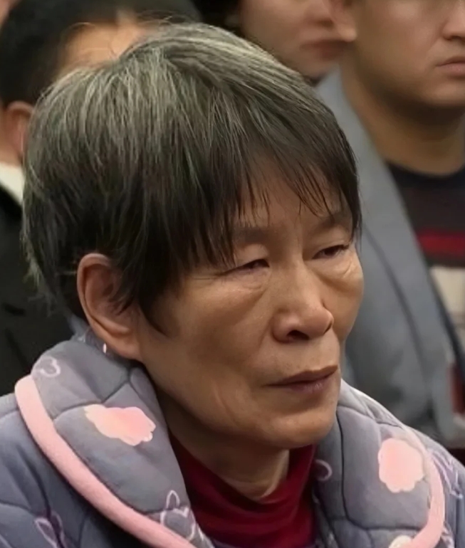 昨天，人贩子余华英再次被押上被告席，原因是她认为一审被判死刑、没收全部财产量刑太