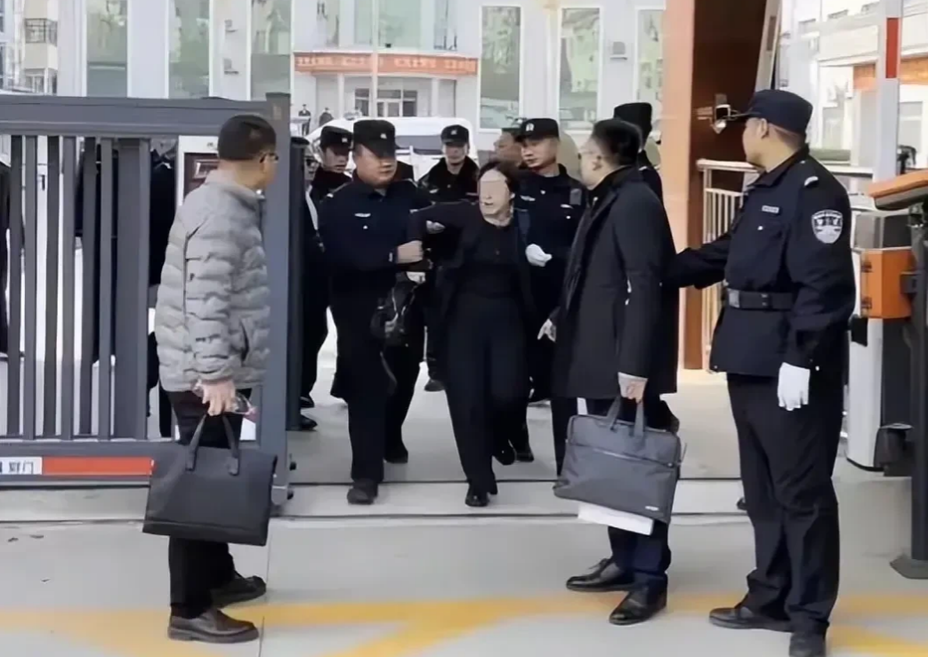 物业最怕的四个投诉渠道。
物业最怕的四个投诉方法：
·第一、打12366举报物业