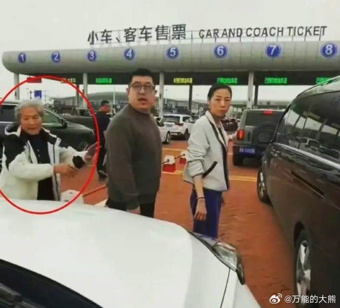 其实最早的视频我就知道不是老太太开车，因为老太太下来还劝架呢。。。 ​​​如果要