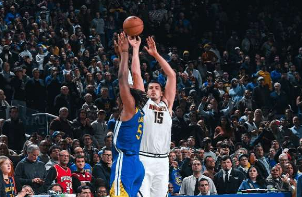 约基奇压哨绝杀，队友安慰库里，退场时嘘声掌声四起
NBA常规赛结束一场戏剧性十足