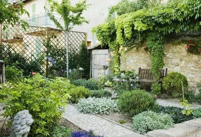 除了梦想，
我们的一辈子追寻的是什么，
盼与一人相守生活，
安一处家寻一份安稳，