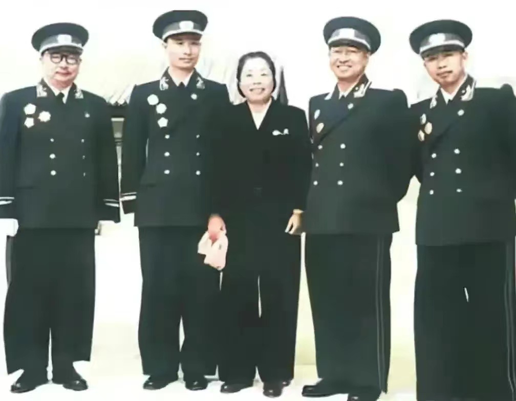 这就是邓颖超在开国将帅心中的地位，拍照必须站c位。无论将帅的年龄大小，统一叫她“