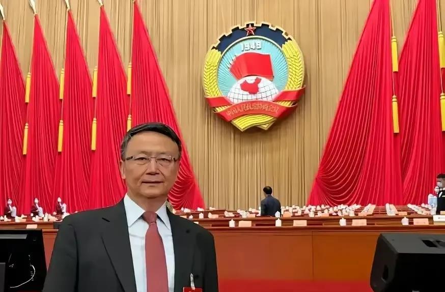 中国将裁减非必要公务人员！
全国人大和政协两会上，贾庆国教授提议裁减非必要公务人