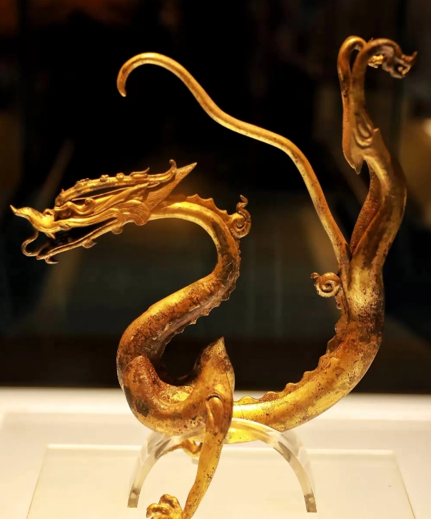 1975年，西安一老农挖地基，不料挖出一条大蛇。老农惊惧不已，刚要将它铲为两段，