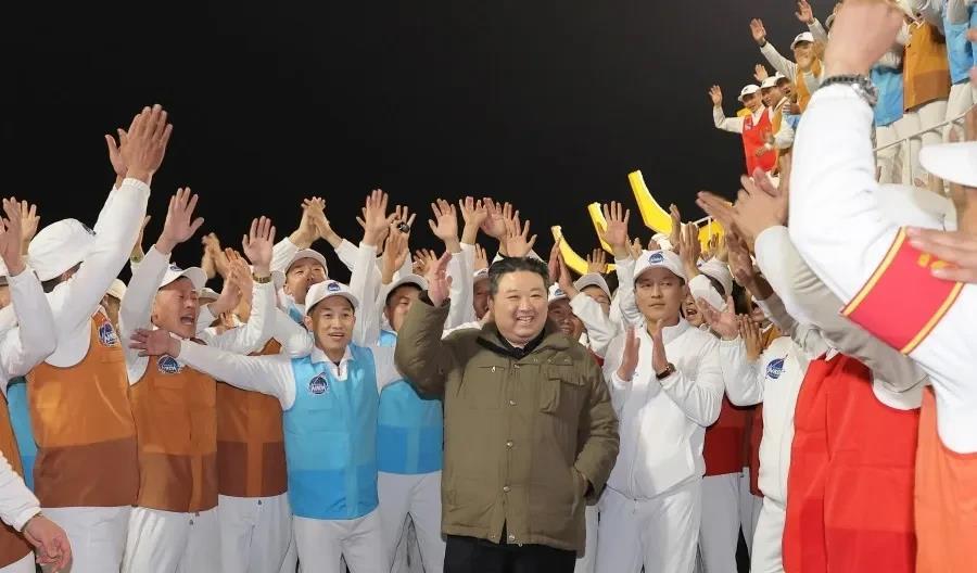 朝鲜这次何止是发射成功了？
他们侦察卫星都已经把美军的基地照片给拍回来了，而且将