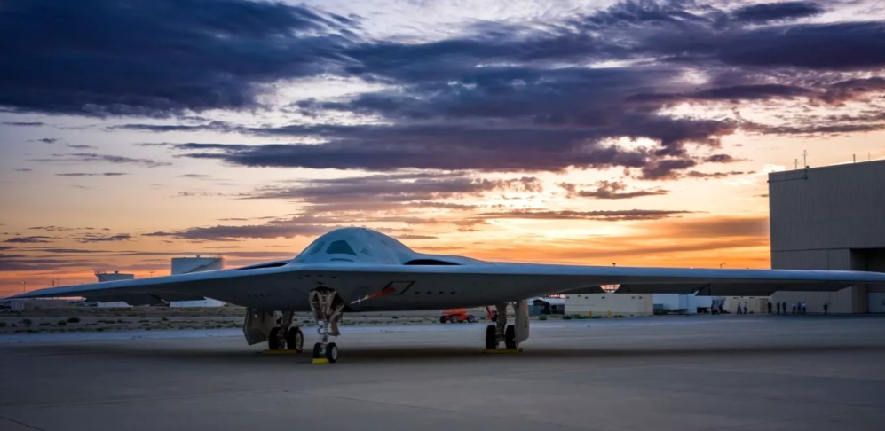 B-21轰炸机在美国进行了第一次飞行测试，宣告这一隐形轰炸机型号即将定型，未来可