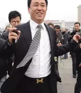 一个亿万富翁许家印负债2.4万亿元，被评为全国劳模，另一个女子叶有芝贩卖5000