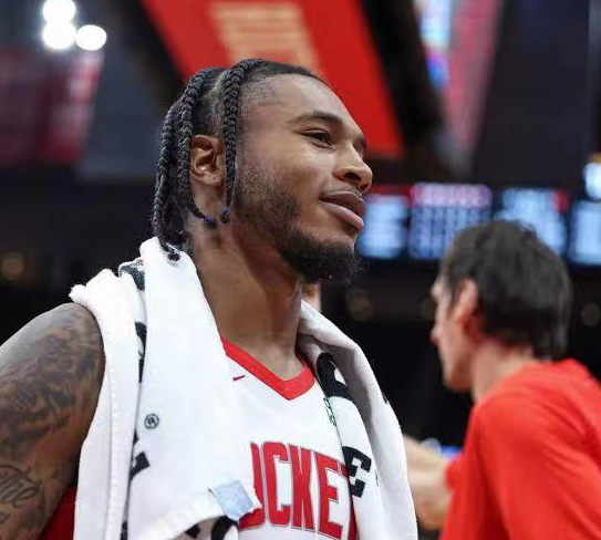 最近火箭队讨论的最多的，就是什么时候将惠特莫尔放入轮换阵容，他在最近9场发展联盟