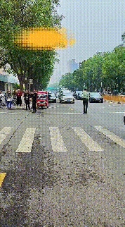 军人结婚可以拦停马路上的车辆封路吗？从这位视频发布者发出来的看，是很多位身穿军人