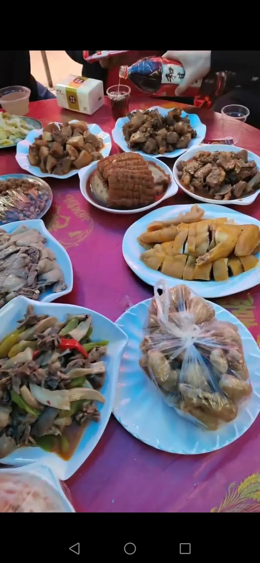 现在去农村喝酒席，我发现了几个很有意思的现象。

1：一桌人坐一起，混得好的基本