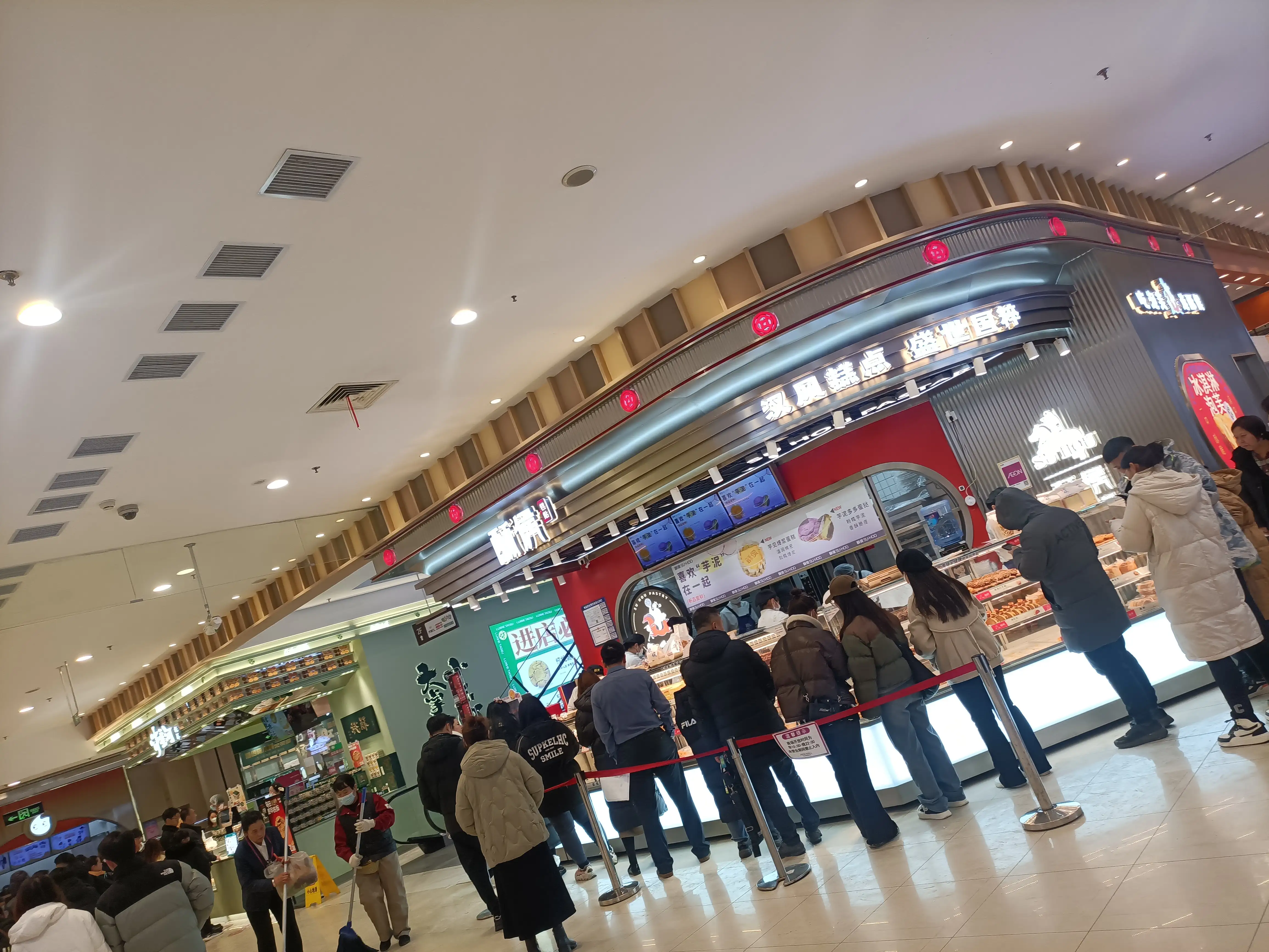 天津商业、商场
今天带孩子去玩，先后去了三家商场
一、陆家嘴，真没有人呀，人特别