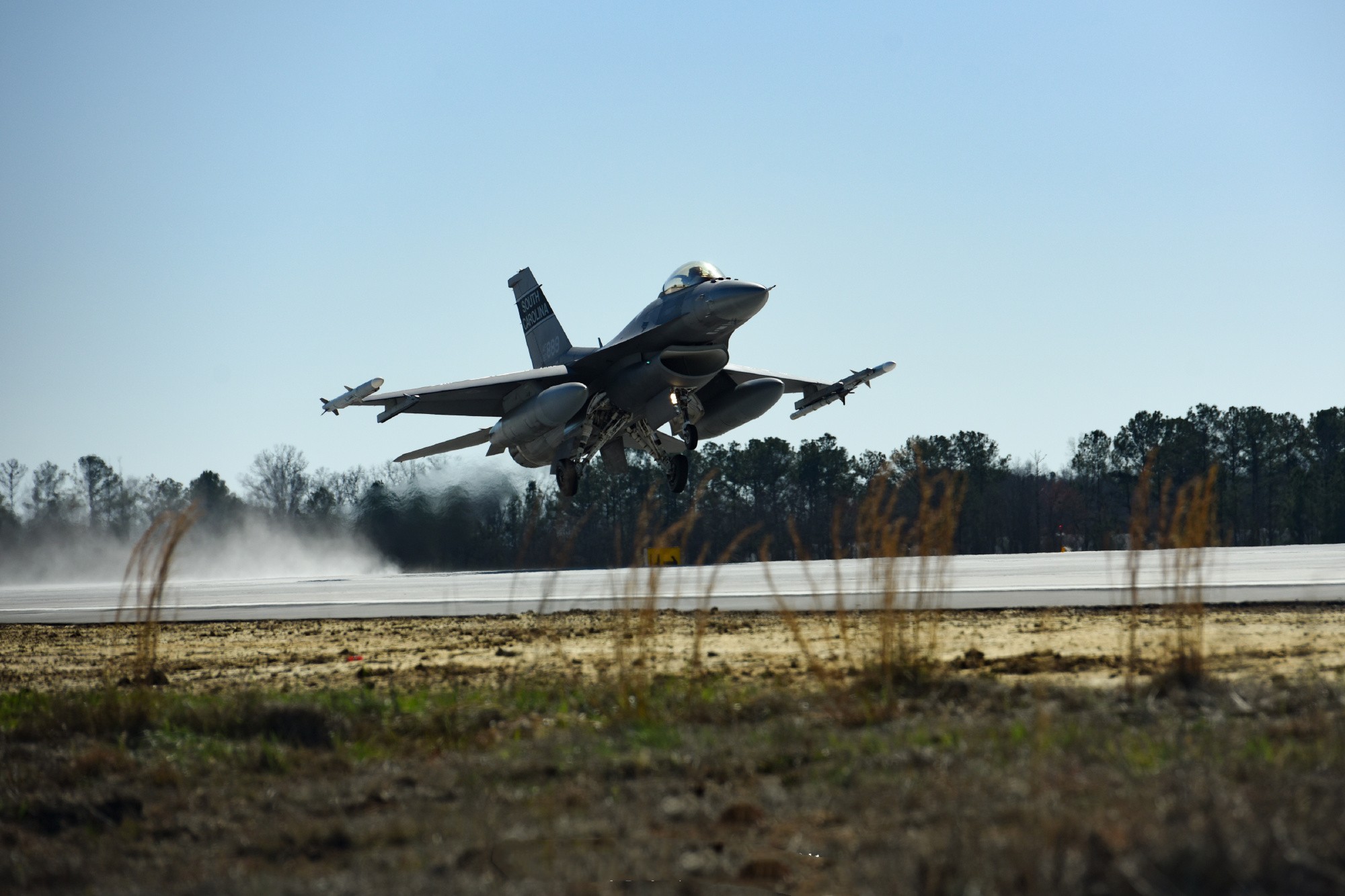 第一架F-16战机已经在乌克兰机场降落。乌克兰方面证实，F-16战机已经抵达乌军