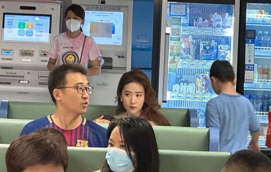 如火如荼拍摄《玫瑰故事》的刘亦菲，被网友曝光了一组她在医院带着孩子看病的路透照。