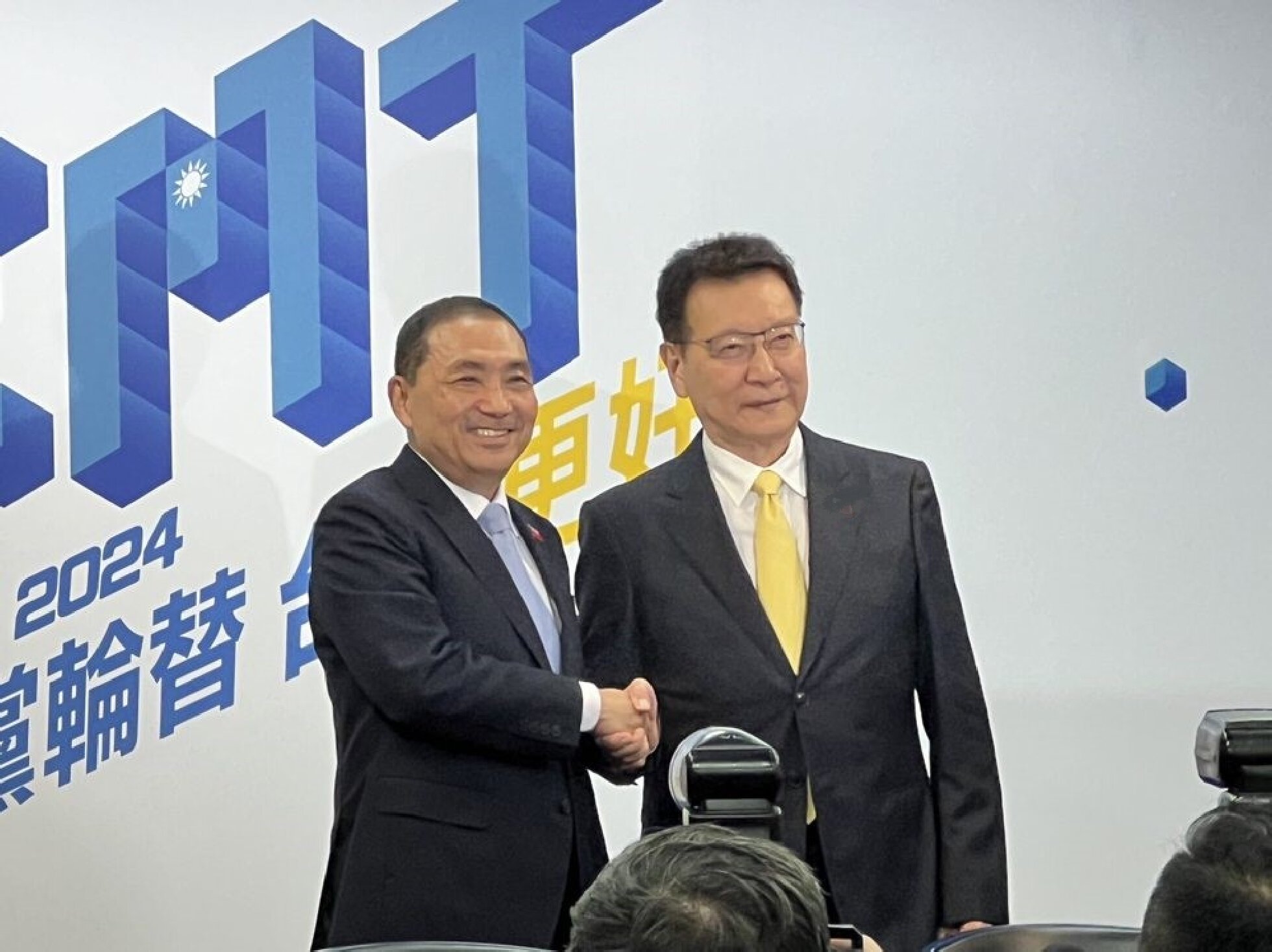 侯友宜、赵少康今晚接受中视新闻主播哈远仪专访。侯说，他讲过，当选上任半年内，将快
