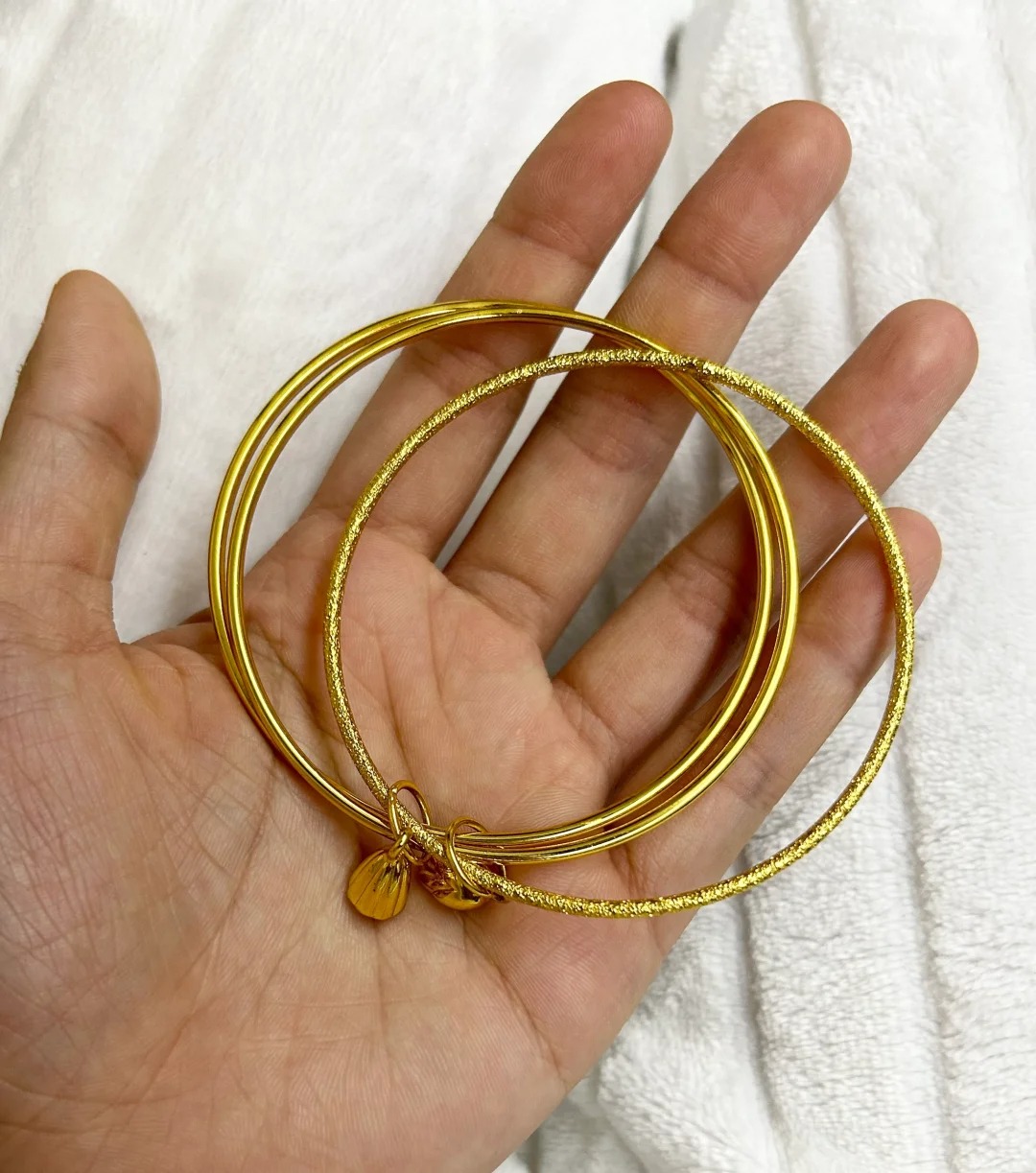 当妈妈拿出她花90块钱买的金镯子的时候
今天下午妈妈拿出她不久前花几十块钱买的假