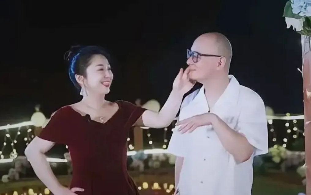 傅首尔：人性本“贱”，你们随便骂，姐已经不想装了！
本文指出，在节目中，首尔一直