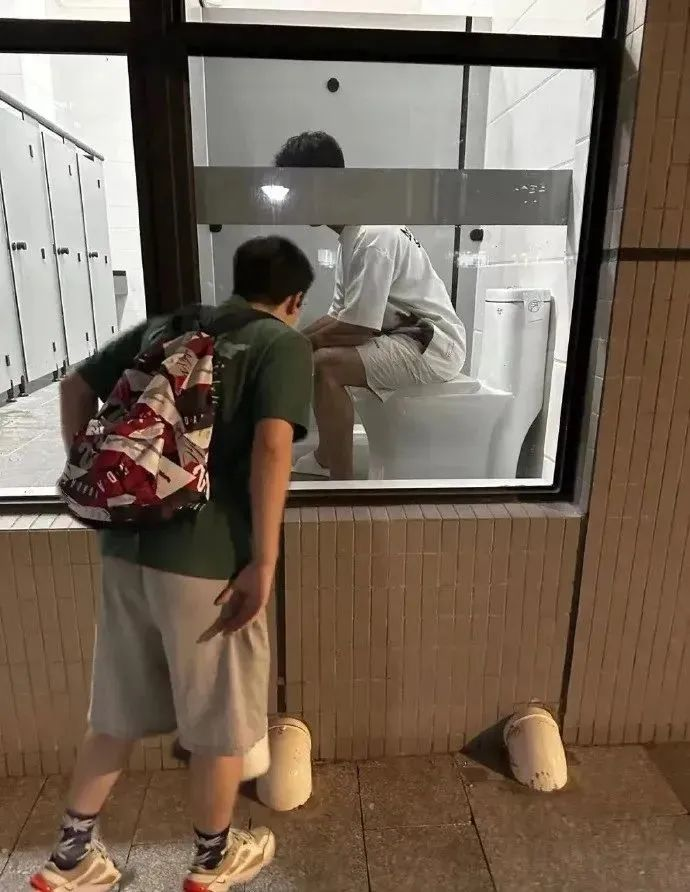 打卡网红厕所