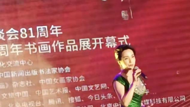 歌手汤灿，再次回归舞台，48岁气场不输当年！
