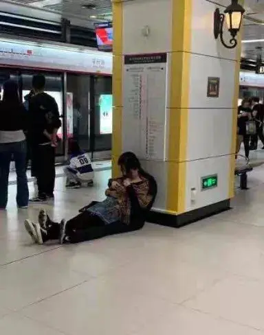 这个点地铁人不多啊