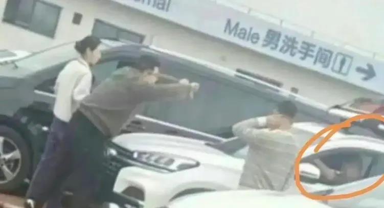 “奔驰加塞事件”法律层面没有反转，但道德方面有反转。
首先，奔驰男拦车辱骂加锤车