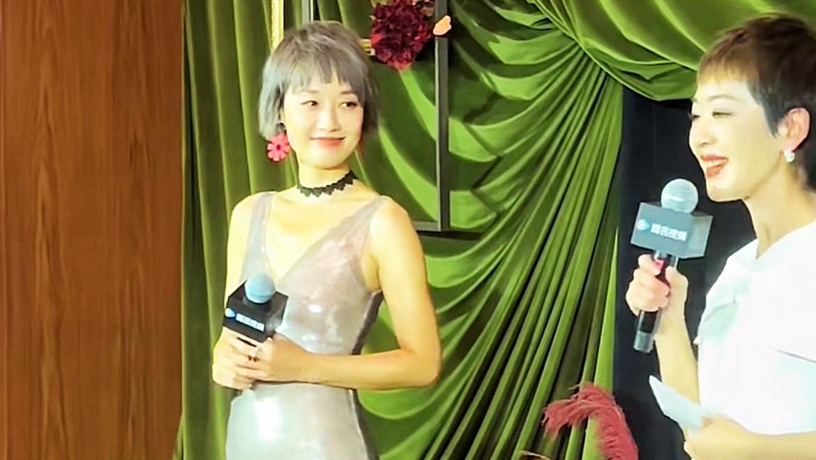 47岁马伊琍宣传新剧，身材曼妙颇有气质，网友评：这么多年没变过