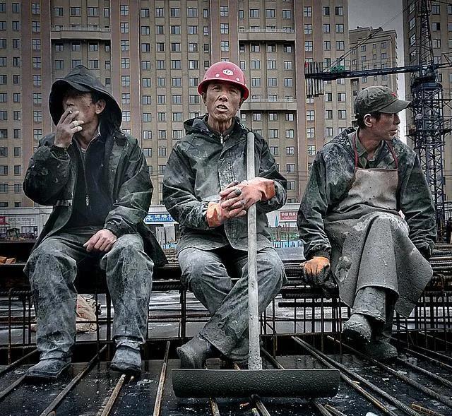 大家一起来看看：农民工工资年份的变化

一、1990年——一天的工资是8元

二