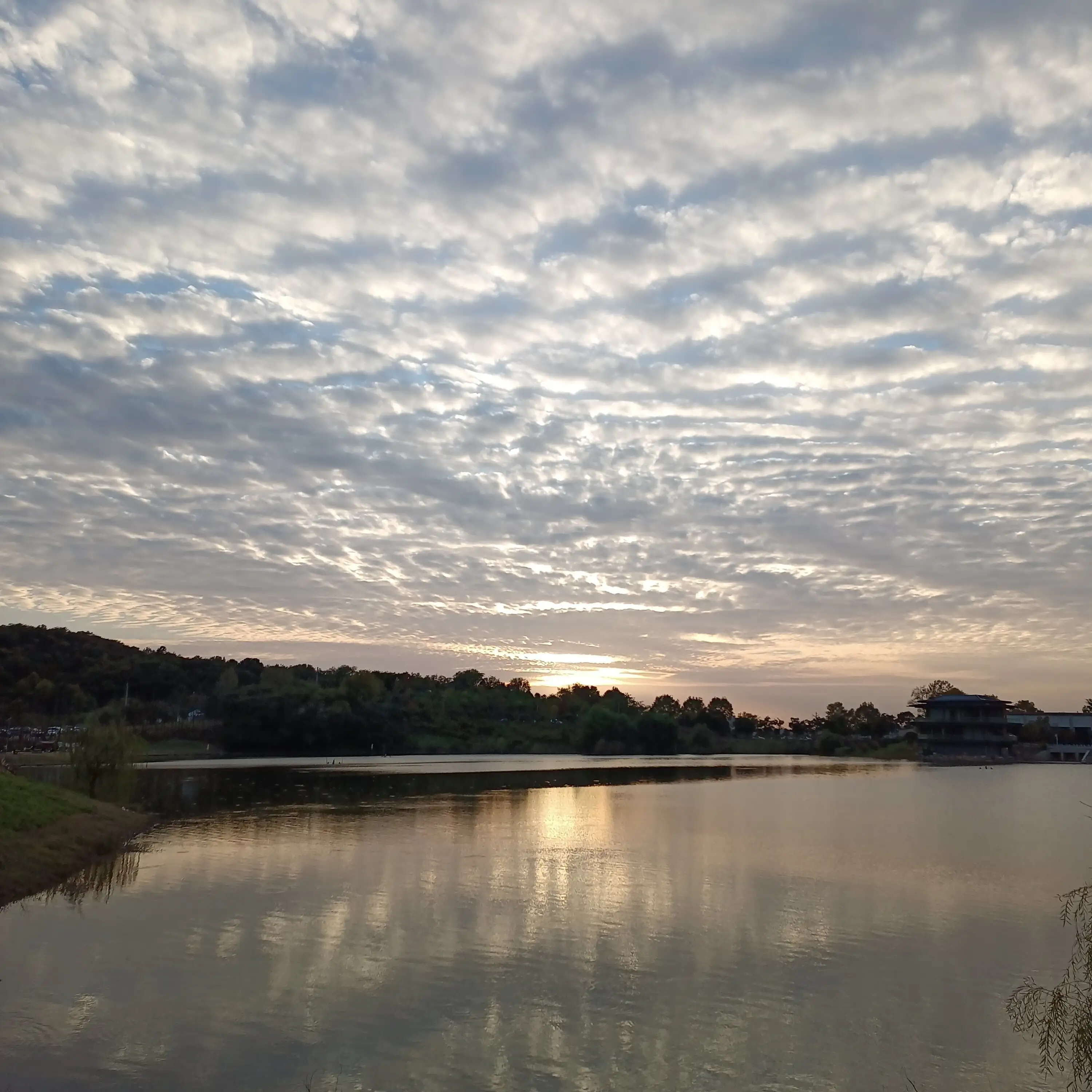 想想好可怕，56岁了，即使能活到80岁，也就只有24年了。
小时候觉得时间过得好
