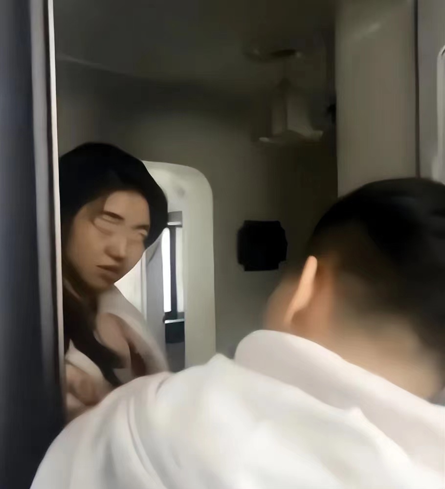 未婚妻谎称回老家办事，在前任家里被活捉，撕烂的睡衣来不及收
一段女子瞒着男友和前
