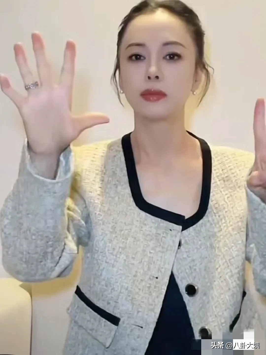 不敢信！这竟然是黄绮珊……大妈？
这不是杨颖，也不是方媛，更不是吉娜
她是歌手黄