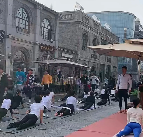 西大街从开市至今一直半死不活，本来一条标志性的文化特色街经营的如此惨淡已经让爱保
