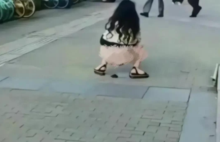 一名女性在公共场合大胆解手，引起众人震惊。她的行为不仅让路人不满，更引发了广泛讨