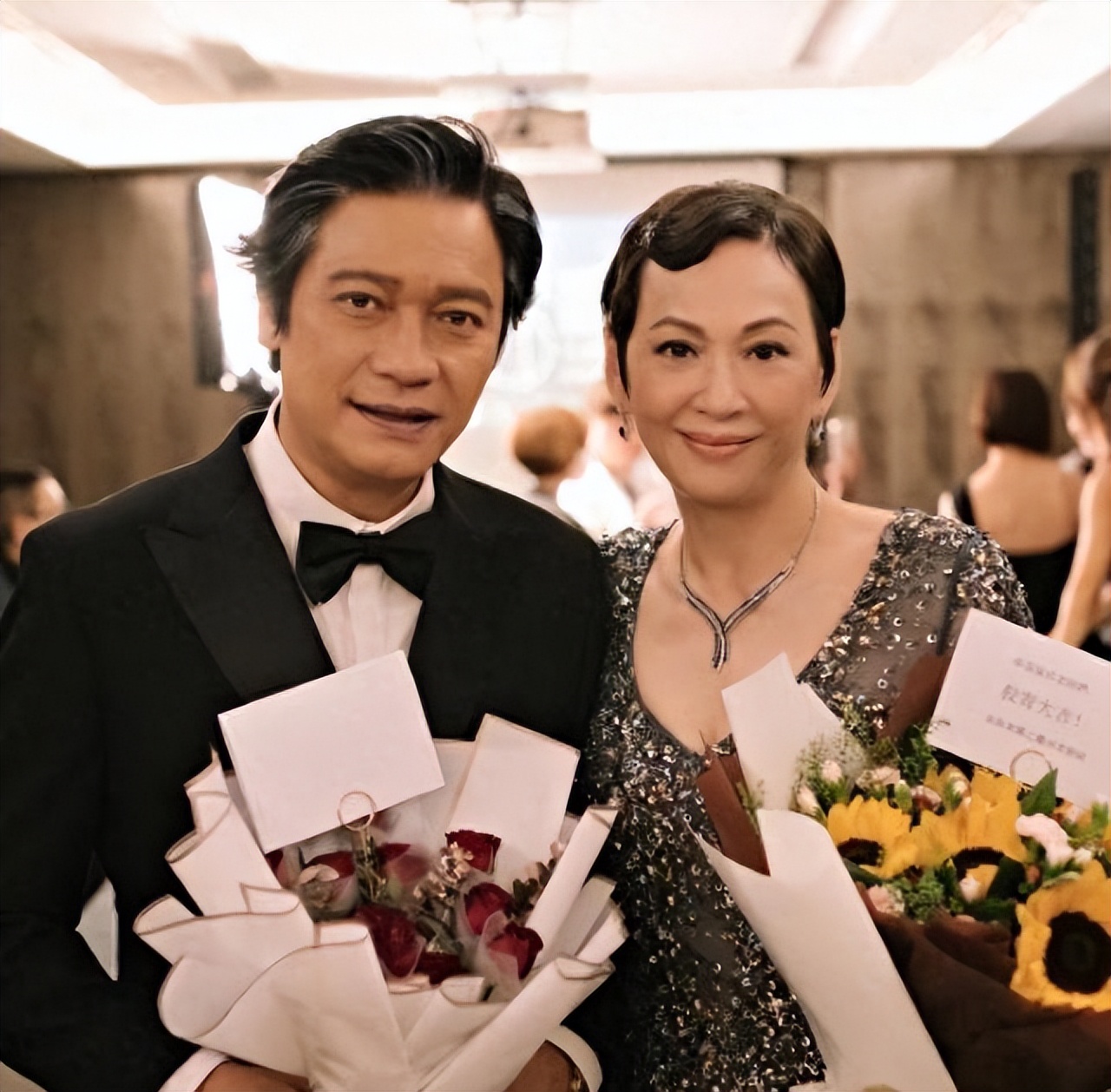 60岁罗嘉良无锡商演太掉价，穿千元增高鞋，发福明显老太多！
罗嘉良已经进入了不惑