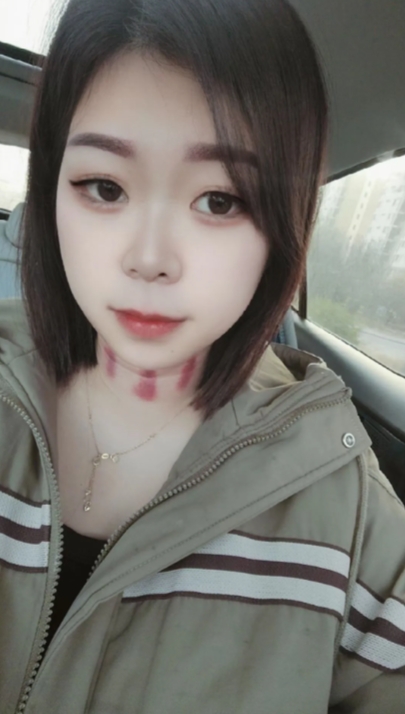 小叔子离婚了，暂时就住在我家里
而最近这段时间我老公又正好出差了
就我跟我小叔子
