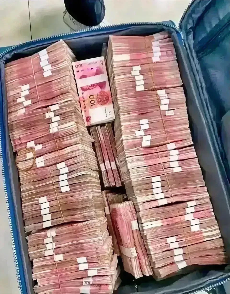 听说一件稀奇事！在某个公司里，一个职员中了五百万的彩票大奖。令人意外的是，他的领