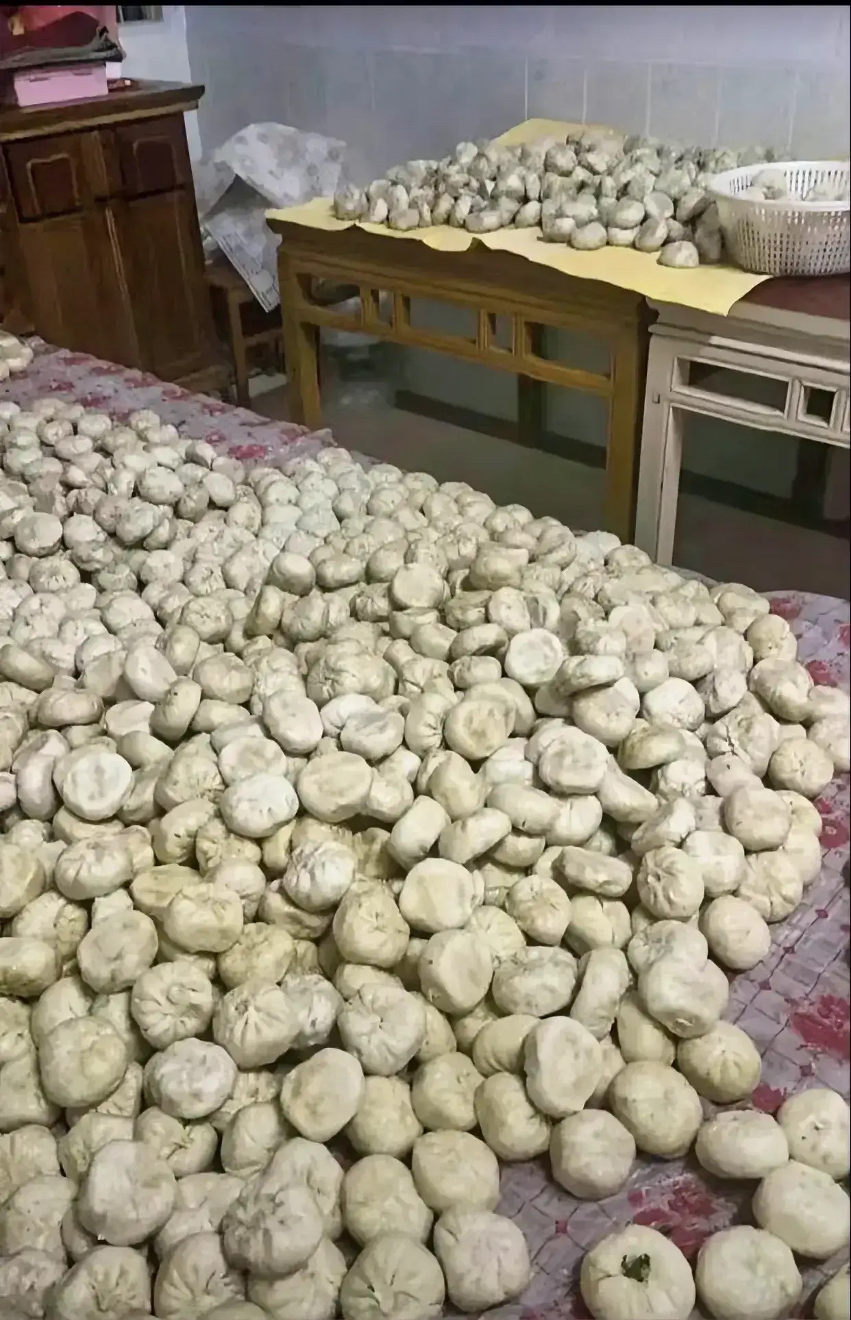 第一次带男朋友回家，进门吓我一跳，老妈包了这么多包子招待他准女婿
