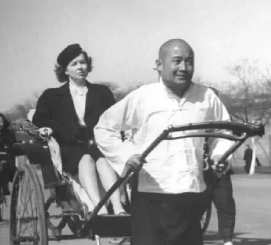 满清最励志的皇族靠拉黄包车养家糊口，很多老外都慕名来坐他的车。他就是清朝最后一位