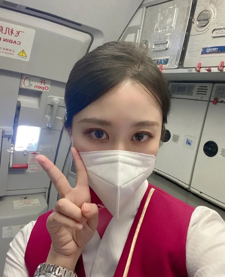 重庆空姐的工资： 基本工资：3500元 时薪：3260元 每晚价格：700元 五